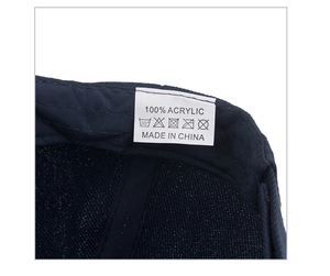 Makroaufnahme von 100% Acryl-Gewebe und Waschetikett in der marineblauen Baseballkappe