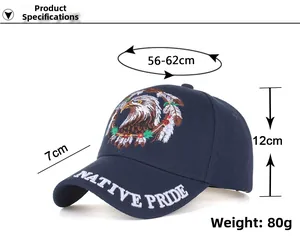Dettaglio del ricamo dell'aquila e testo Native Pride su cappello in cotone blu navy con misure
