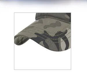 Dettaglio ravvicinato della visiera del cappello mimetico con cuciture rinforzate resistenti