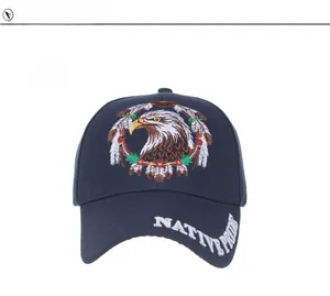 Dettaglio del ricamo dell'aquila e scritta Native Pride sul berretto blu navy