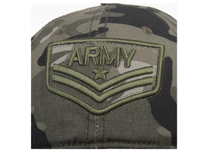 Dettaglio macro del ricamo Army e della trama mimetica sul berretto da baseball in cotone