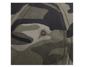 Dettaglio macro dell'occhiello ricamato su una cappello da baseball mimetico