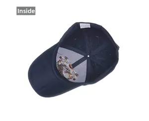 Vista interna del cappellino che mostra il tessuto acrilico e le cuciture accurate