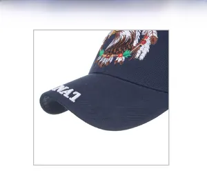 Dettaglio del ricamo dell'aquila e testo 3D su cappellino da baseball blu navy