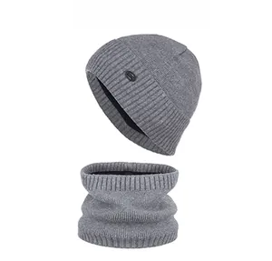 Détail de la texture en maille côtelée grise et doublure douce de l'ensemble bonnet et tour de cou