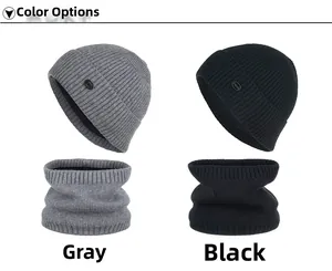Dettaglio del set cappello e scaldacollo in maglia a righe grigie e nere con fodera