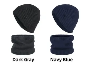 Dettaglio dei set di berretto e scaldacollo in maglia a coste grigio scuro e blu navy