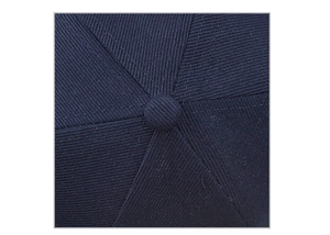 Dettaglio superiore del cappellino blu navy con bottone centrale e cuciture a sei pannelli