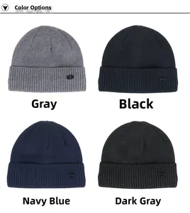Aperçu de bonnets en tricot gris, noir, marine et gris foncé avec étiquettes en cuir