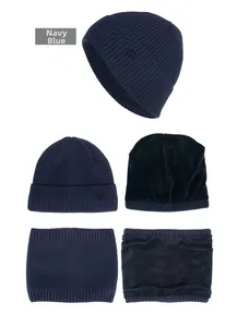 Dettaglio del set cappello e sciarpa blu navy in maglia a coste con fodera in pile