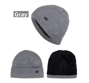 Détail du bonnet en tricot gris avec doublure polaire chaude et écusson Fashion