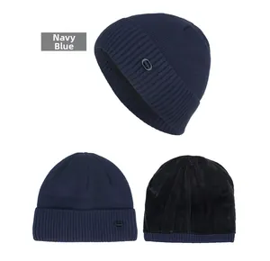 Détail du bonnet en maille bleu marine avec doublure polaire et étiquette mode
