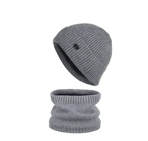 Détail de l'ensemble bonnet et tour de cou gris à rayures avec texture en maille côtelée