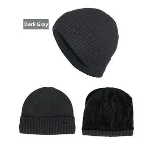 Vues détaillées du bonnet en tricot gris foncé avec doublure polaire et patch de mode en cuir