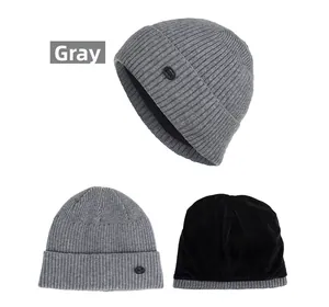 Détail du bonnet en tricot gris rayé montrant la doublure polaire noire et l'étiquette mode