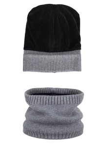 Dettaglio set invernale in maglia con berretto nero e grigio e scaldacollo grigio coordinato