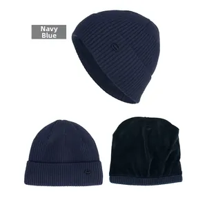 Détail du bonnet en tricot bleu marine à rayures avec doublure polaire chaude et étiquette