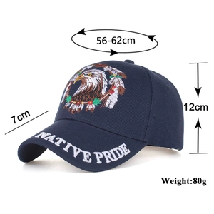 Berretto blu navy con aquila ricamata e scritta Native Pride sulla visiera