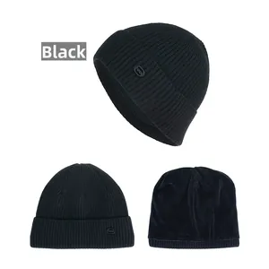 Détail du bonnet en maille à rayures noires avec doublure polaire et logo Fashion