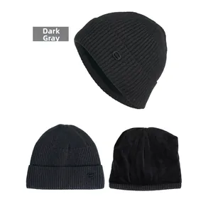 Détail d'un bonnet en maille gris foncé avec doublure polaire chaude et étiquette mode