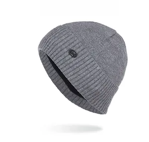 Detailansicht der dunkelgrauen Strickmütze mit vertikaler Streifenstruktur und Metall-Logo