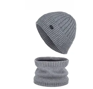 Détail d'un ensemble bonnet et tour de cou en maille côtelée grise à rayures