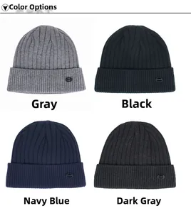 Bonnets en maille à rayures en gris, noir et bleu marine avec écusson en cuir mode