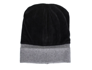 Détail du bonnet d'hiver rayé montrant le haut en velours noir et le bord en maille grise