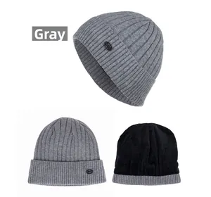 Détail de la texture en maille côtelée épaisse et de la doublure polaire noire du bonnet gris