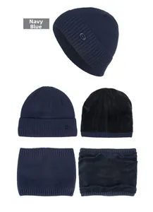 Detail von marineblauem Strickmützen und Schal Set mit warmem Fleecefutter und Logo