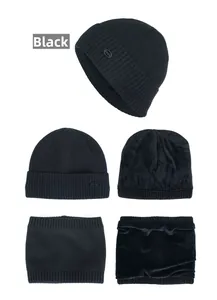 Detailansicht des dicken Plüschfutters und der Strickstruktur von Wintermütze und Schal