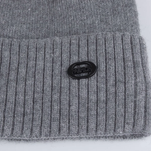 Gefütterte graue Rippstrickmütze mit modischem Metall-Label für Herbst und Winter