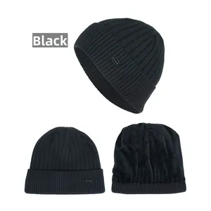 Vue détaillée du bonnet en maille noire avec doublure polaire douce et étiquette