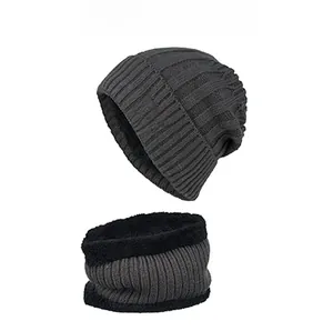 Détail de l'ensemble bonnet et cache-col en tricot gris foncé avec doublure polaire chaude