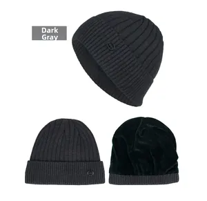 Détail du bonnet en maille côtelée gris foncé avec doublure polaire noire et étiquette mode