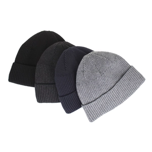 Set di berretti in maglia a coste per l'inverno in nero, grigio scuro, blu navy e grigio