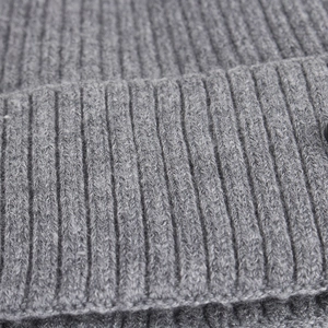 Bonnet d'hiver classique en maille côtelée gris moyen avec doublure polaire chaude