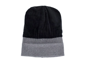 Détail du bonnet d'hiver montrant la texture côtelée grise et le tricot noir fin
