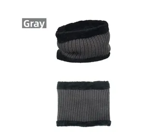 Vue détaillée du tour de cou en tricot gris avec doublure polaire noire chaude
