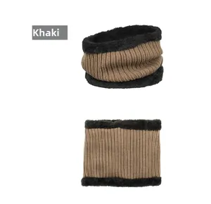 Détail du tour de cou en tricot rayé kaki avec doublure en polaire noire douce pour l'hiver