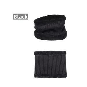 Détail d'un cache-cou noir en tricot avec doublure en polaire épaisse et rayures