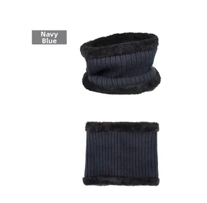 Détail d'un tour de cou en tricot bleu marine avec doublure polaire épaisse pour l'hiver