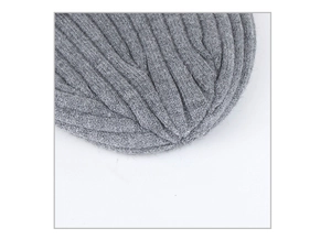 Détail du tricot gris à larges côtes avec texture douce et design de nœud torsadé