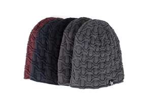 Lot de quatre bonnets en maille bordeaux, bleu marine et gris avec écusson étoile