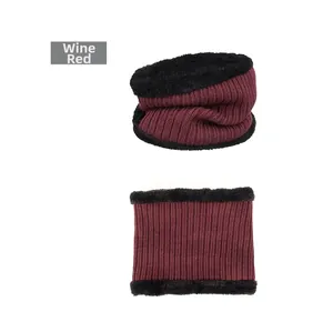 Détail du cache-col en tricot bordeaux avec doublure épaisse en polaire noire