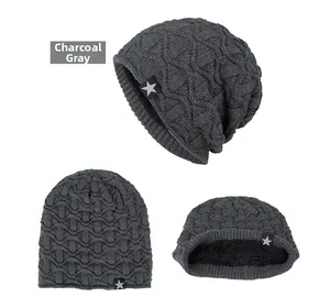 Détails du bonnet en maille gris chiné avec doublure polaire noire chaude et écusson étoile