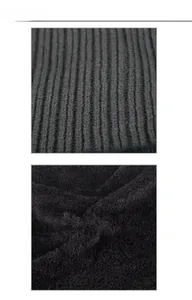 Détail du tissu en maille côtelée gris foncé avec doublure polaire noire chaude