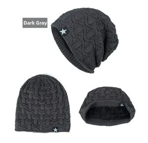 Détail d'un bonnet en maille gris foncé avec doublure en peluche et écusson étoile tissé