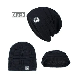 Detail der schwarzen Wintermütze mit 23 NEW YORK Patch und warmem Fleecefutter