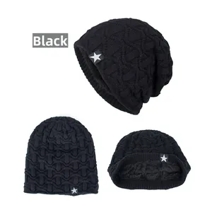 Détails du bonnet en maille noire avec doublure en peluche et écusson étoile argenté